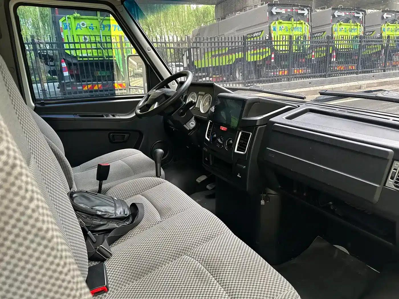 Iveco DeYi 2023 2.5T A35M1 Short Wheelbase Mid-Roof Dual Tire Manual Door 5-9 Seat — миниатюра 9
