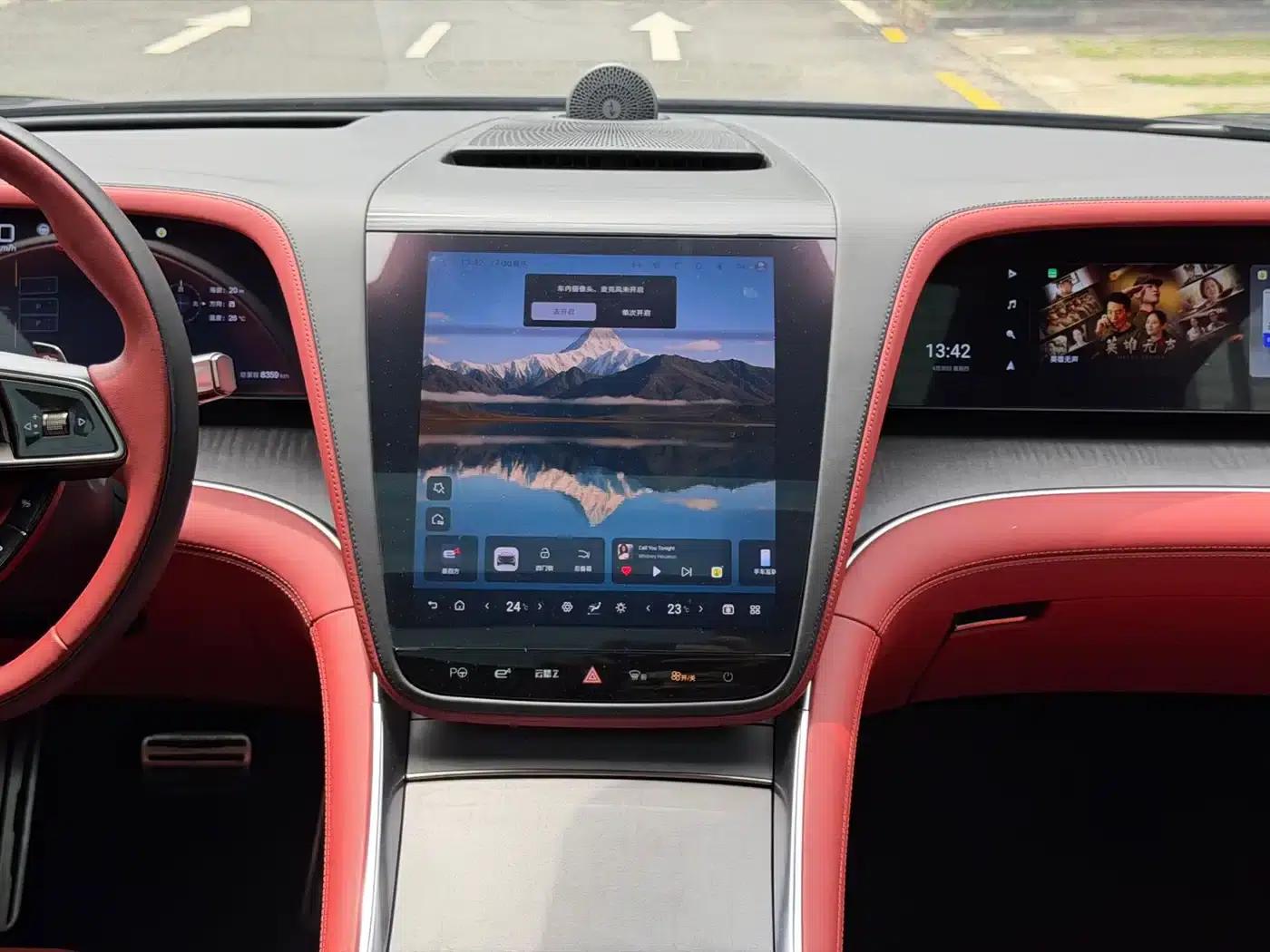 Looking up at the 2025 U7 EV four-seater flagship edition — миниатюра 15