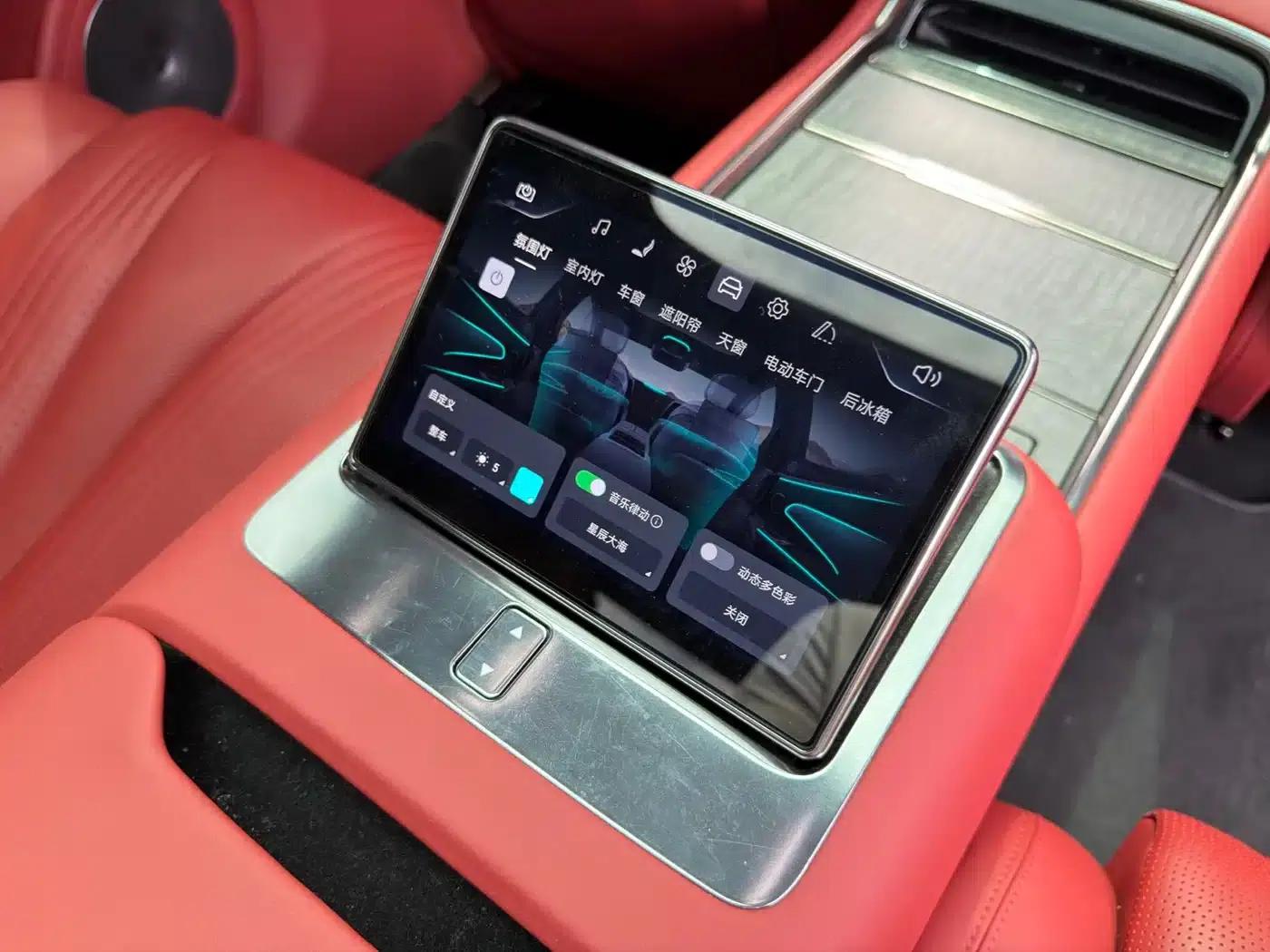 Looking up at the 2025 U7 EV four-seater flagship edition — миниатюра 16