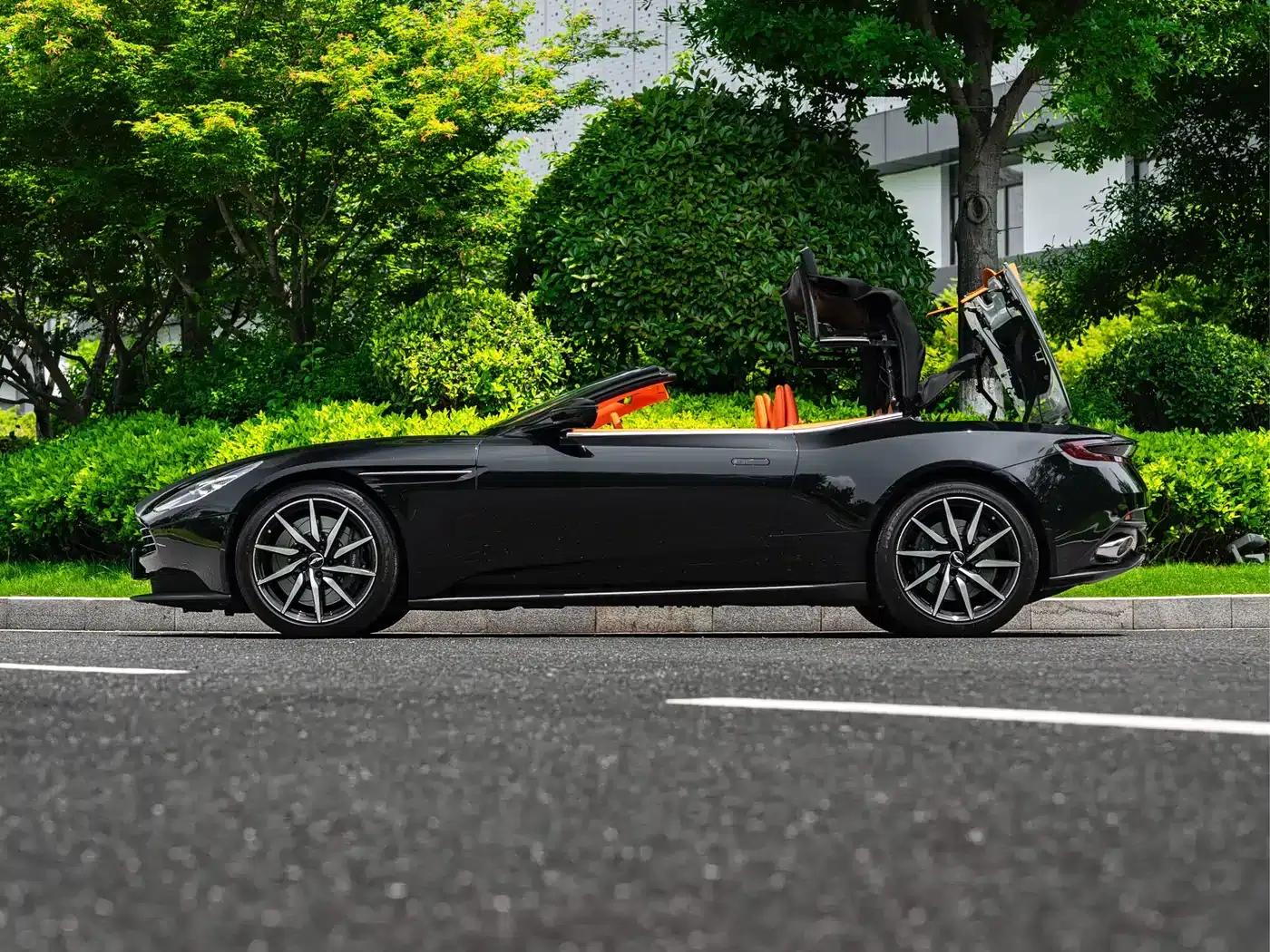 Aston Martin DB11 2023 4.0T V8 Volante — миниатюра 19