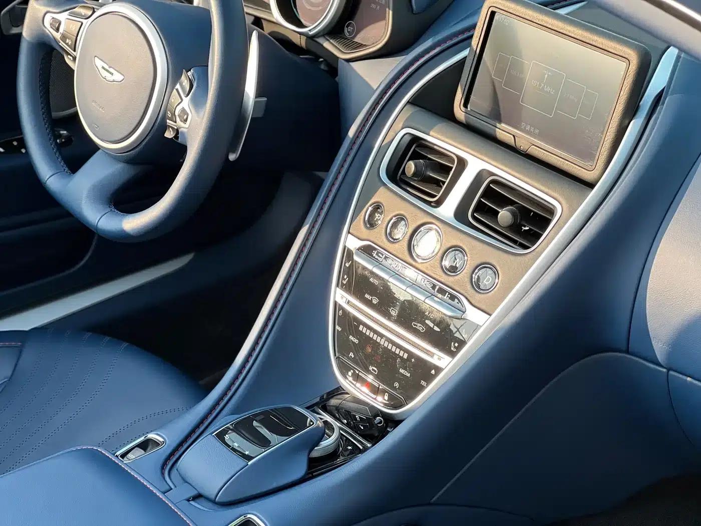 Aston Martin DB11 2019 4.0T V8 Volante — миниатюра 13