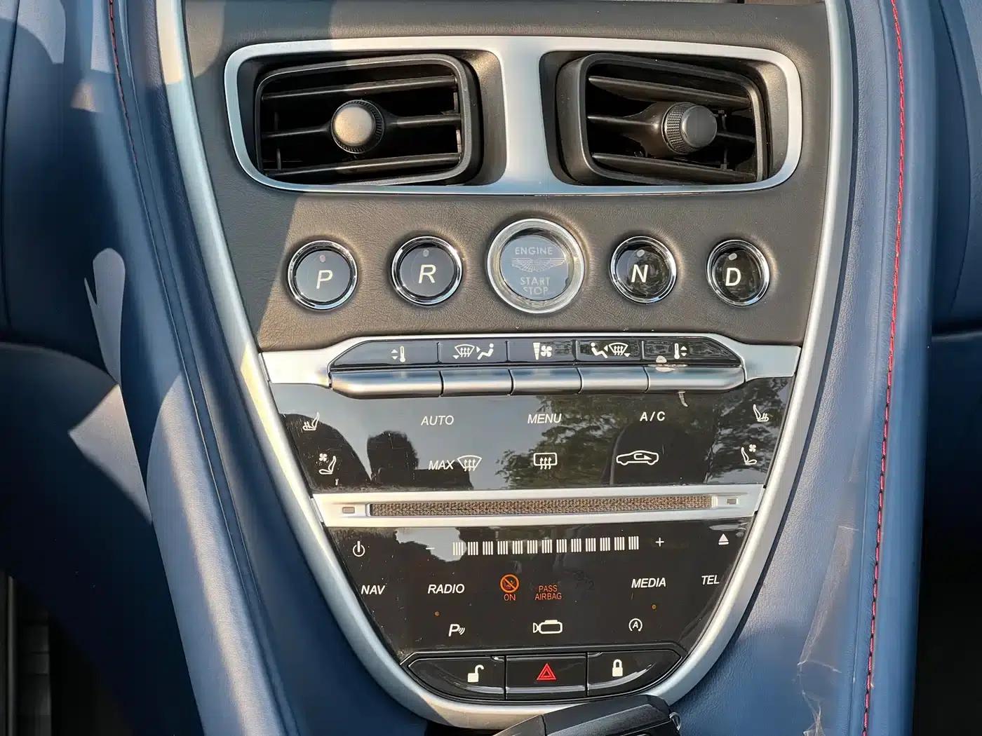 Aston Martin DB11 2019 4.0T V8 Volante — миниатюра 19