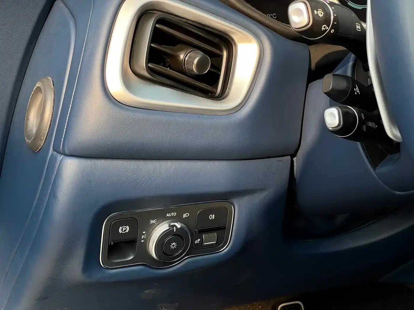 Aston Martin DB11 2019 4.0T V8 Volante — миниатюра 21
