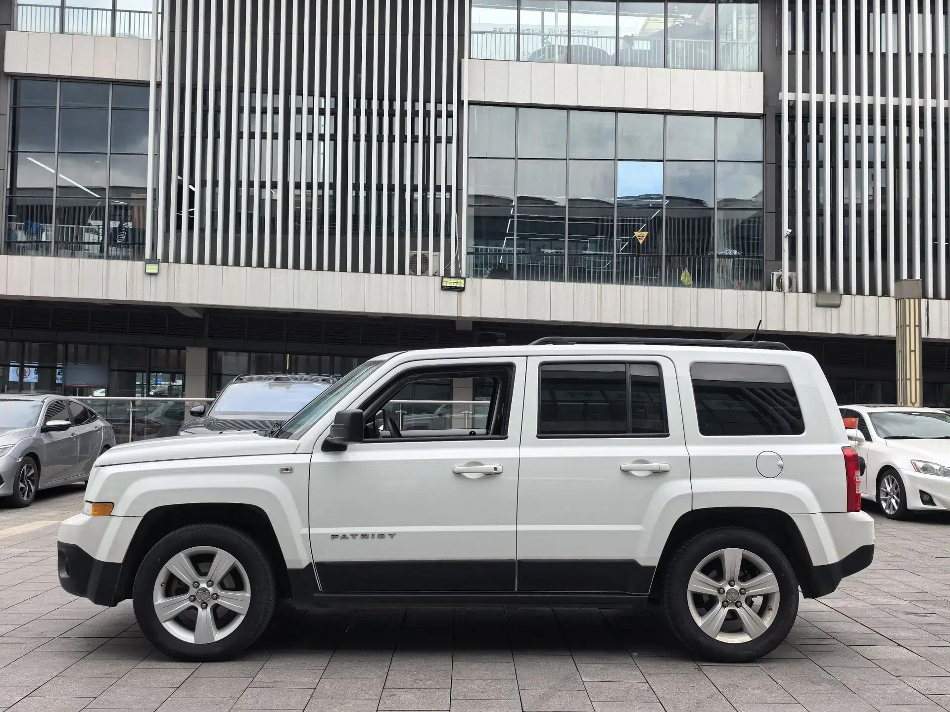 Jeep Patriot 2014 2.4L Sport Edition — миниатюра 8
