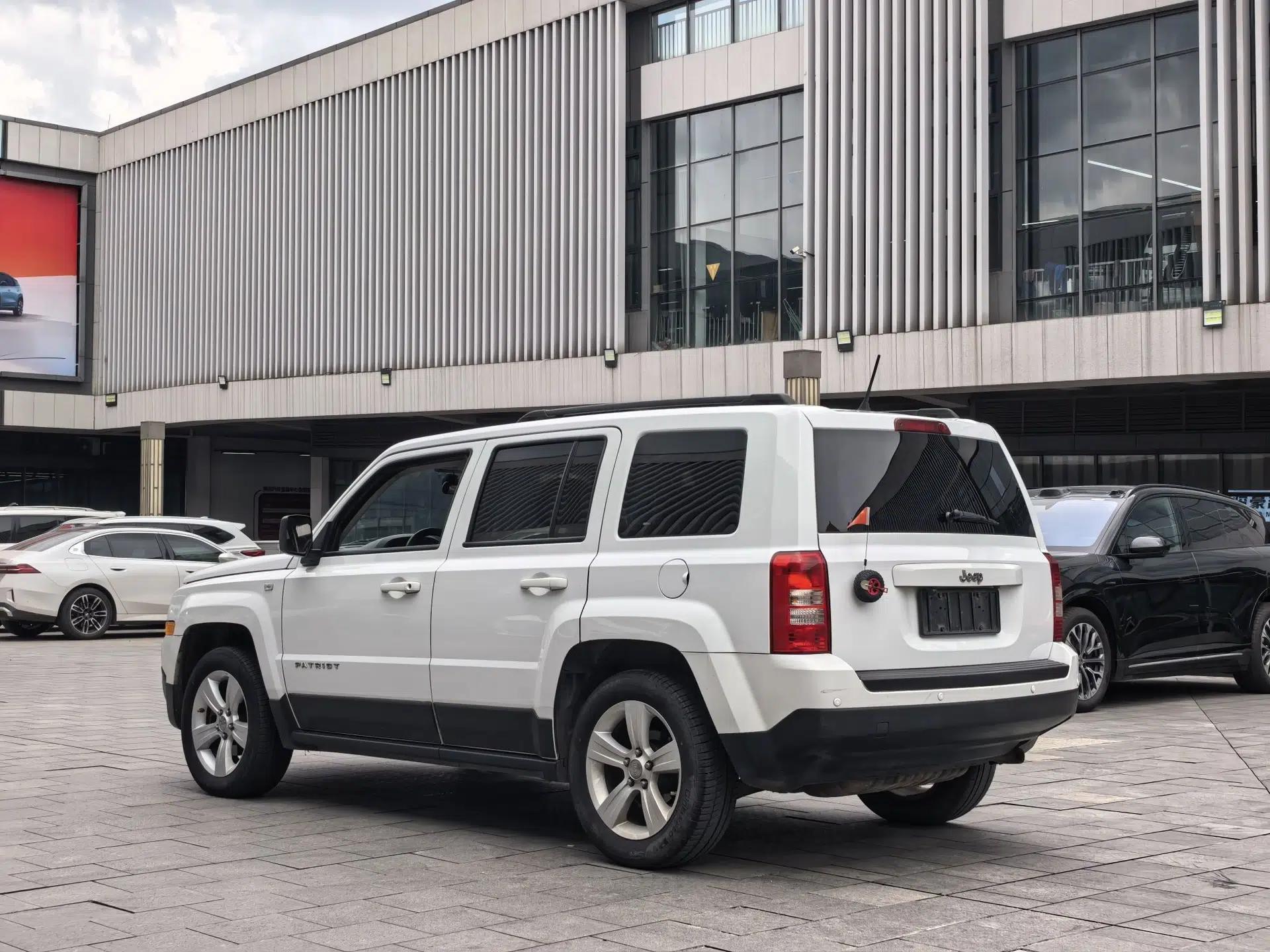 Jeep Patriot 2014 2.4L Sport Edition — миниатюра 9