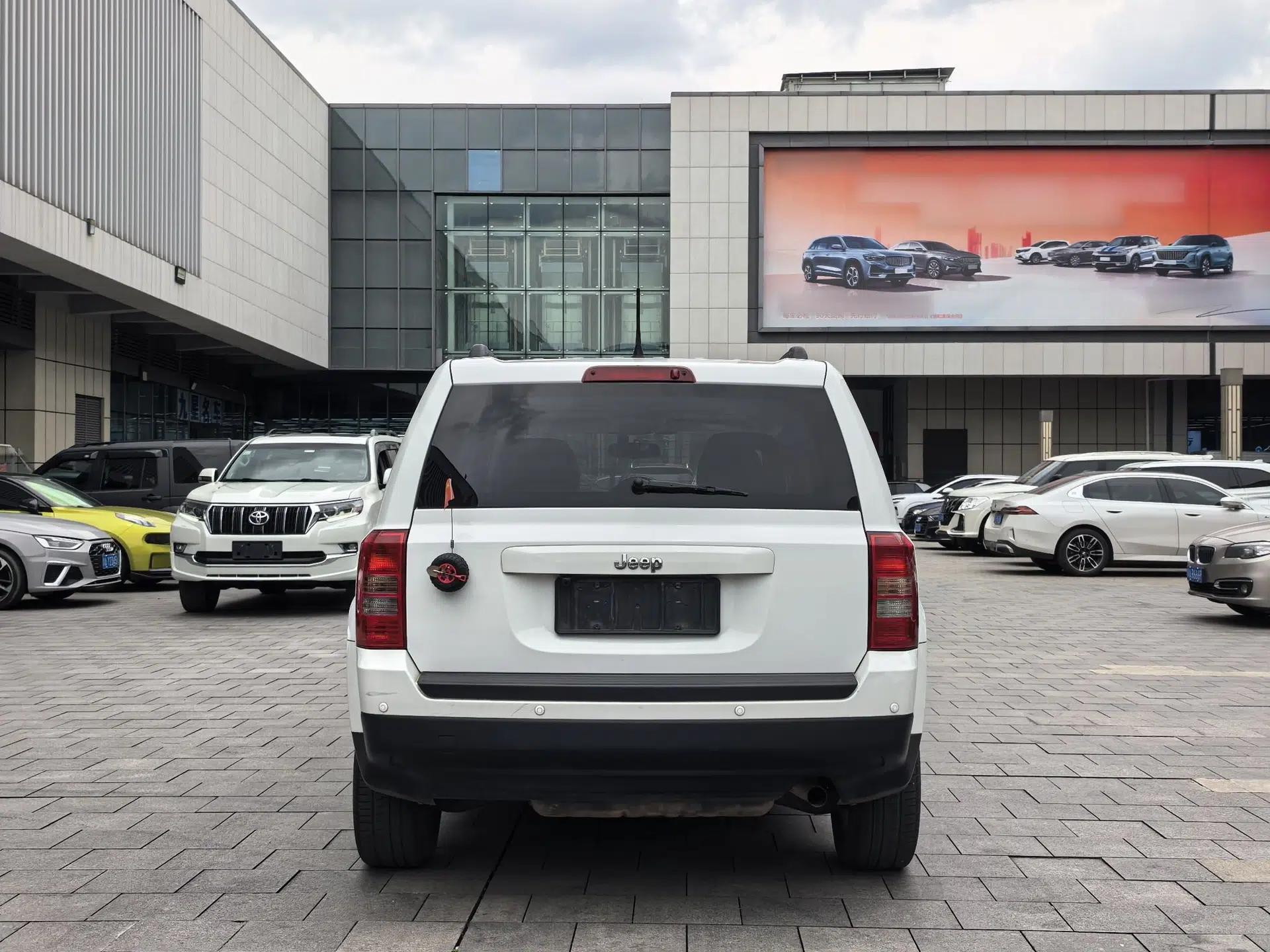Jeep Patriot 2014 2.4L Sport Edition — миниатюра 10