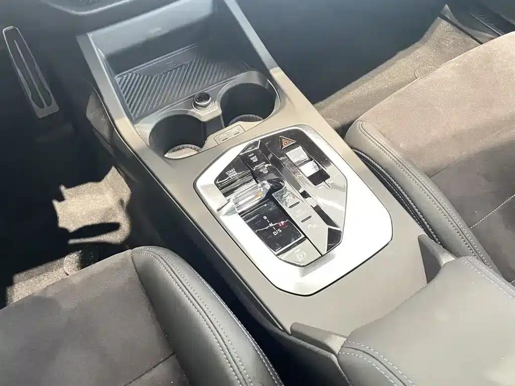 2025 BMW M235L — миниатюра 13