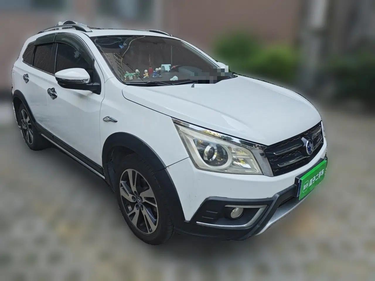 Venucia T70X 2016 2.0L CVT SmartFun Sport Edition — миниатюра 3