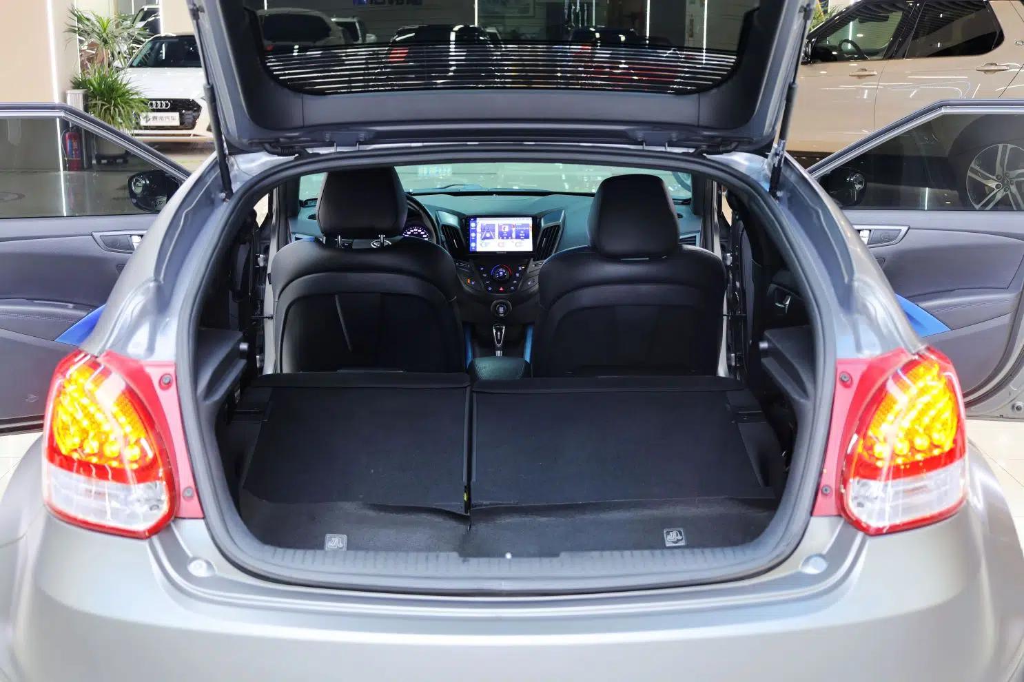 Hyundai Veloster 2015 1.6T Automatic Luxury Edition — миниатюра 23