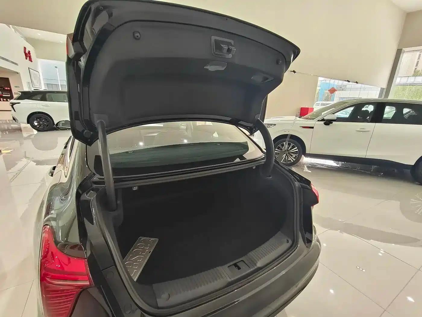 Hongqi H5 PHEV 2025 130 Super Hybrid Edition — миниатюра 4