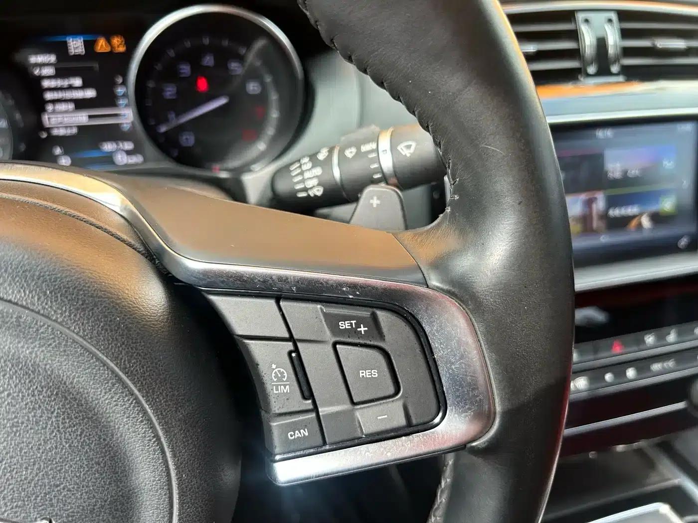 Jaguar XE 2015 2.0T 240PS R-Sport — миниатюра 27