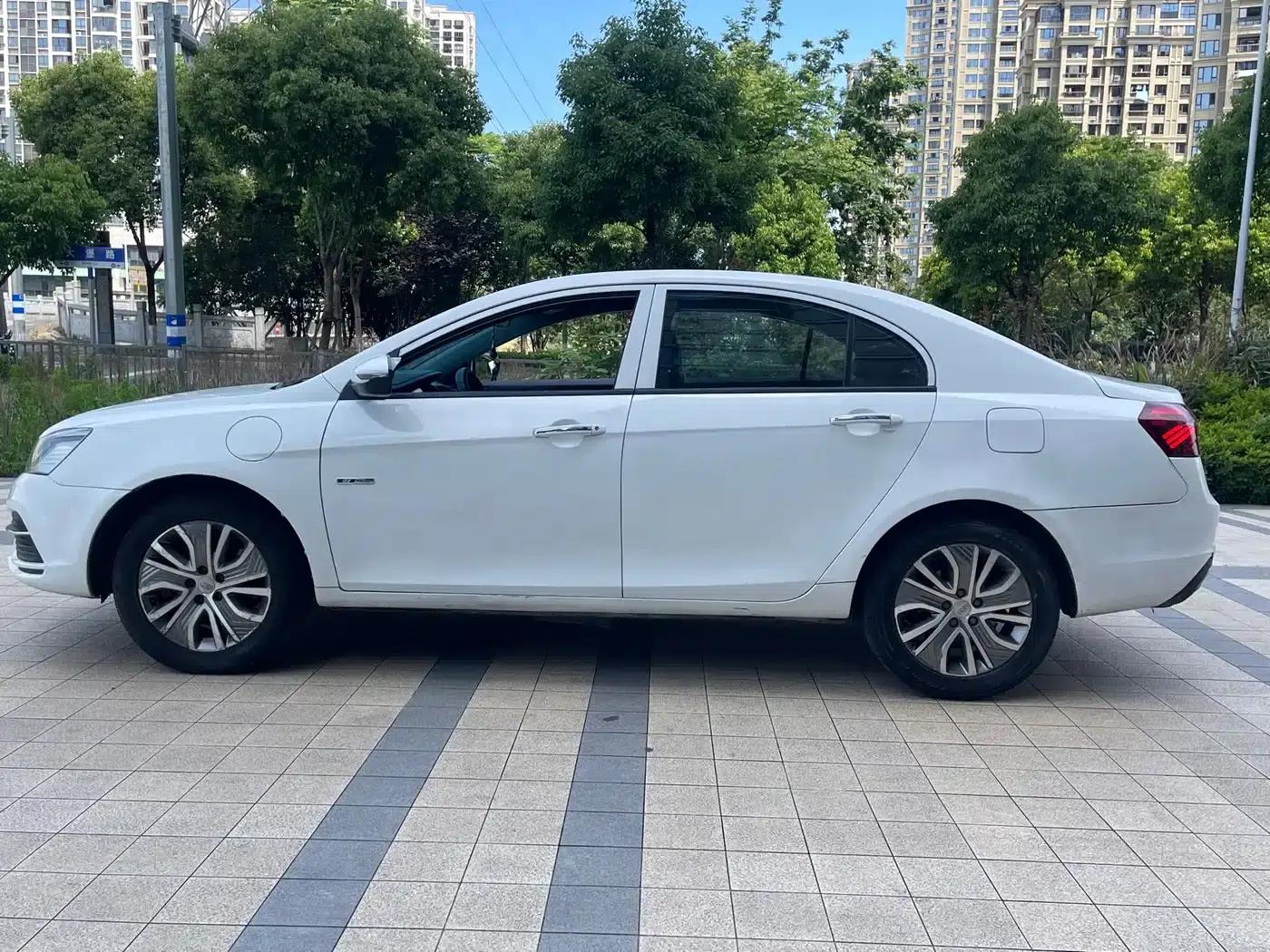 Geely Emgrand EV450 Progressive (2018 Model) — миниатюра 4