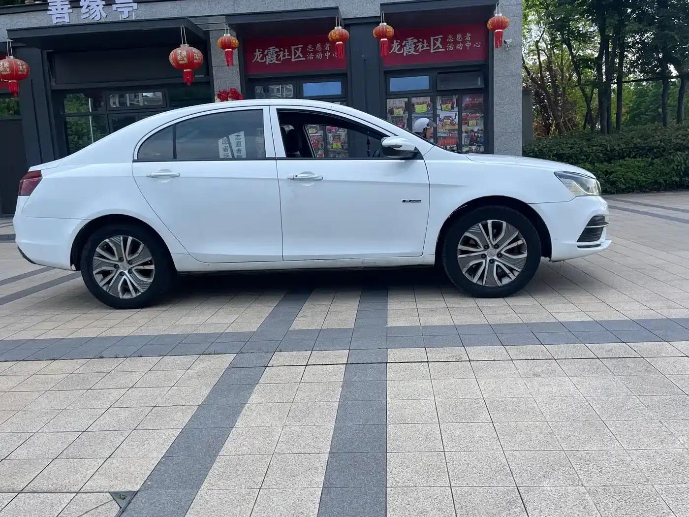 Geely Emgrand EV450 Progressive (2018 Model) — миниатюра 5