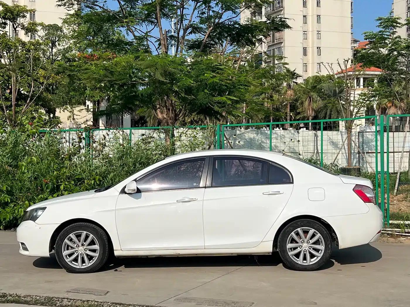 Geely Emgrand Classic 2013 Sedan 1.5L Manual Elite — миниатюра 3