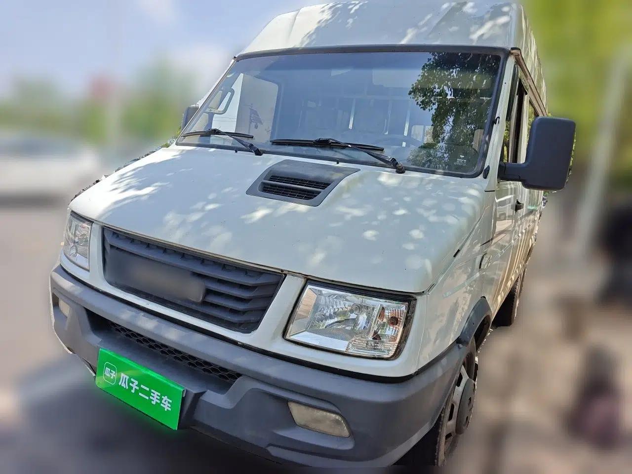 Iveco Daily 2017 2.5T A35 Passenger Van 5-7 Seats Model 47Z5 — миниатюра 1