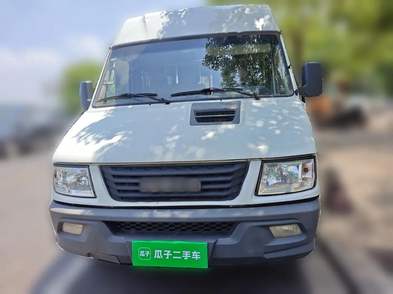 Iveco Daily 2017 2.5T A35 Passenger Van 5-7 Seats Model 47Z5 — миниатюра 2