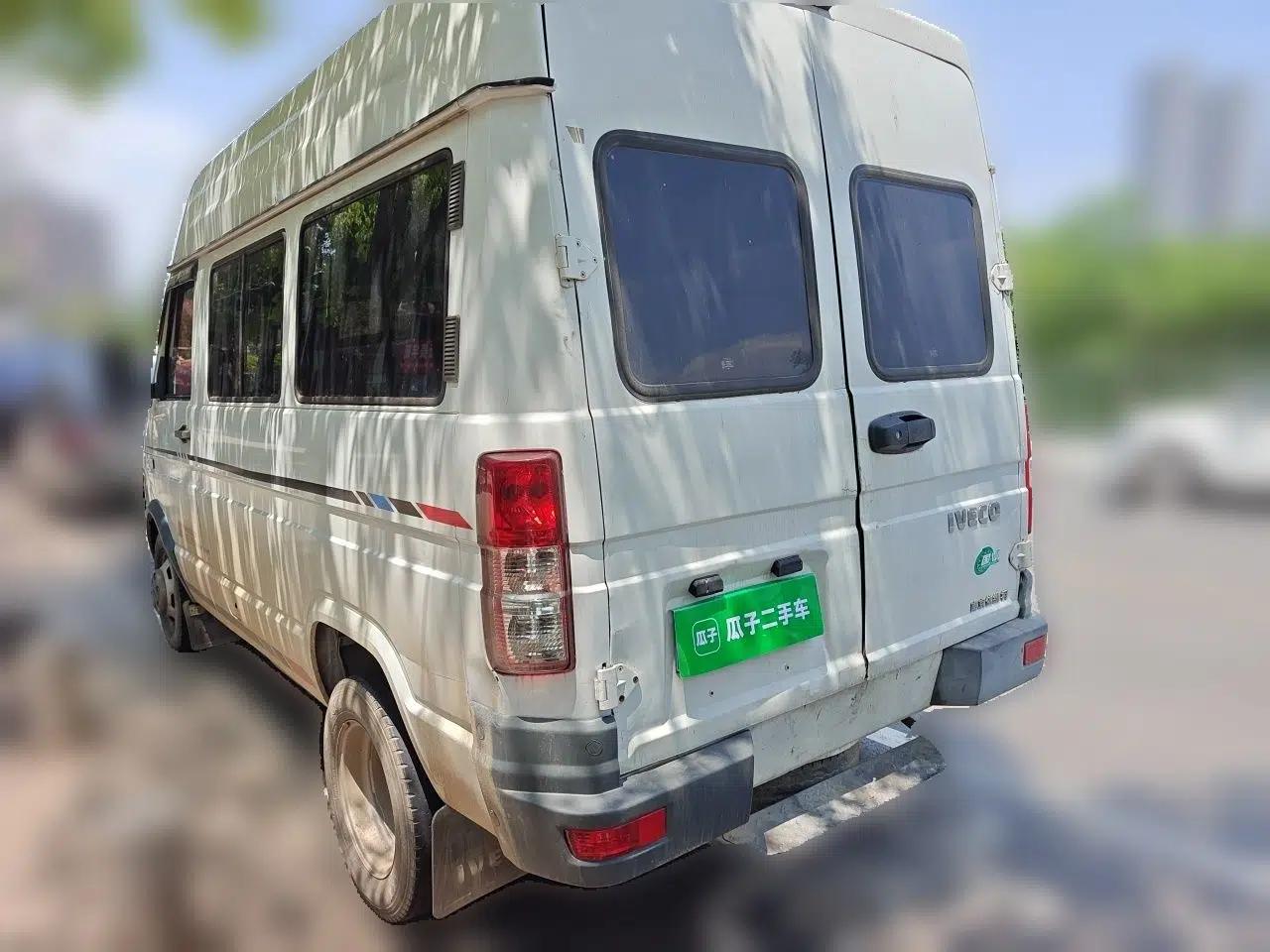 Iveco Daily 2017 2.5T A35 Passenger Van 5-7 Seats Model 47Z5 — миниатюра 4