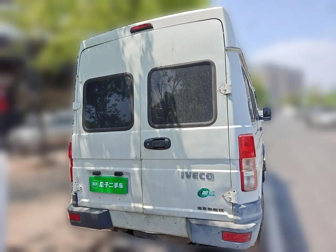 Iveco Daily 2017 2.5T A35 Passenger Van 5-7 Seats Model 47Z5 — миниатюра 5