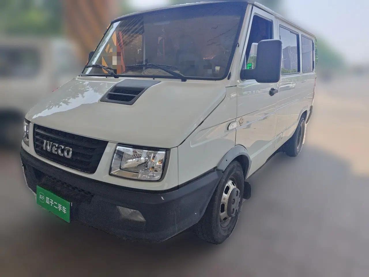 Iveco Daily 2020 2.5T A35 Passenger Van with Dual Tires Low Roof 5-9 Seats China V Emission Standard — миниатюра 1