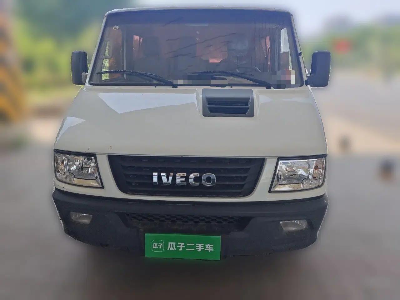 Iveco Daily 2020 2.5T A35 Passenger Van with Dual Tires Low Roof 5-9 Seats China V Emission Standard — миниатюра 2
