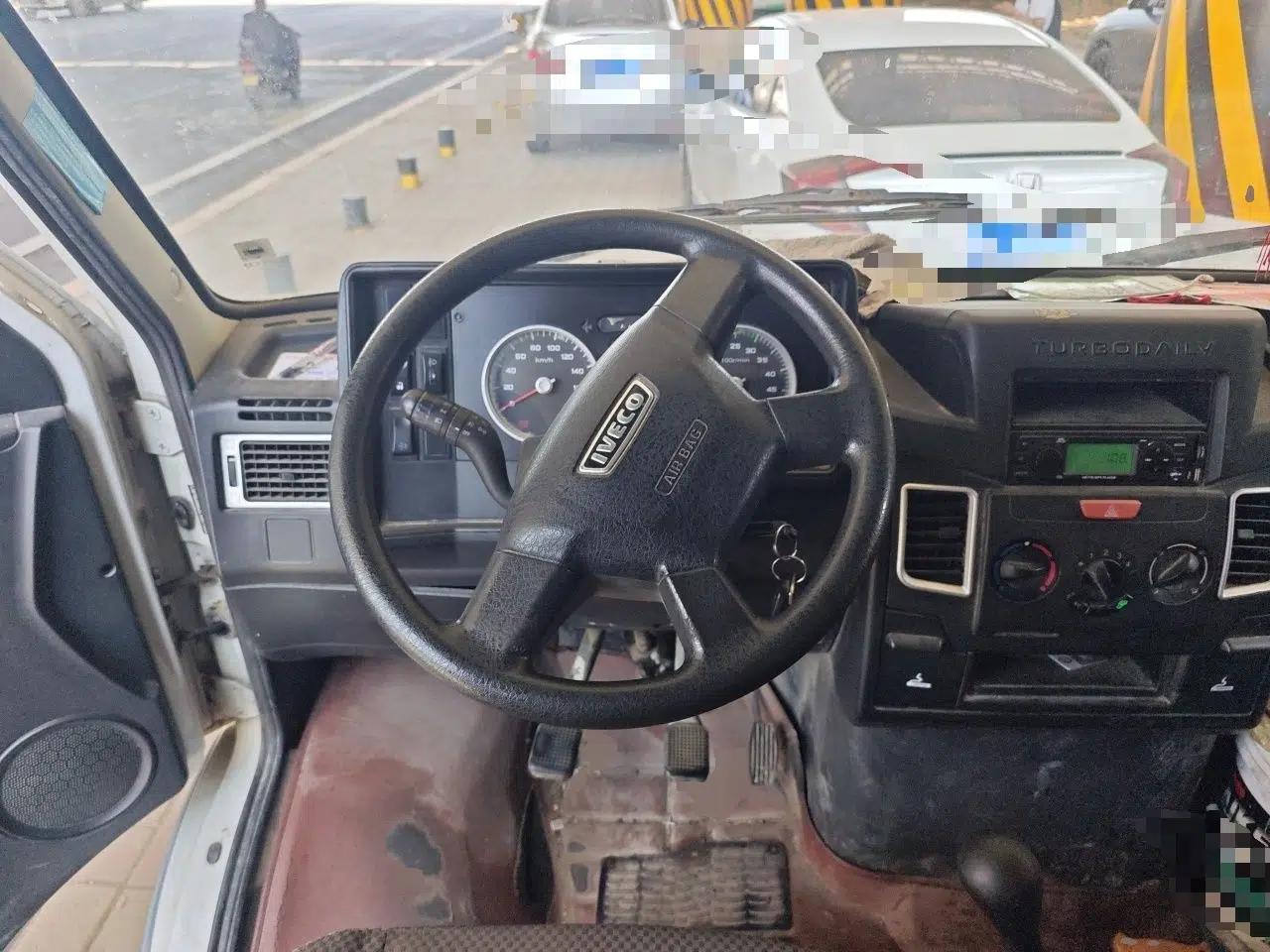 Iveco Daily 2020 2.5T A35 Passenger Van with Dual Tires Low Roof 5-9 Seats China V Emission Standard — миниатюра 11