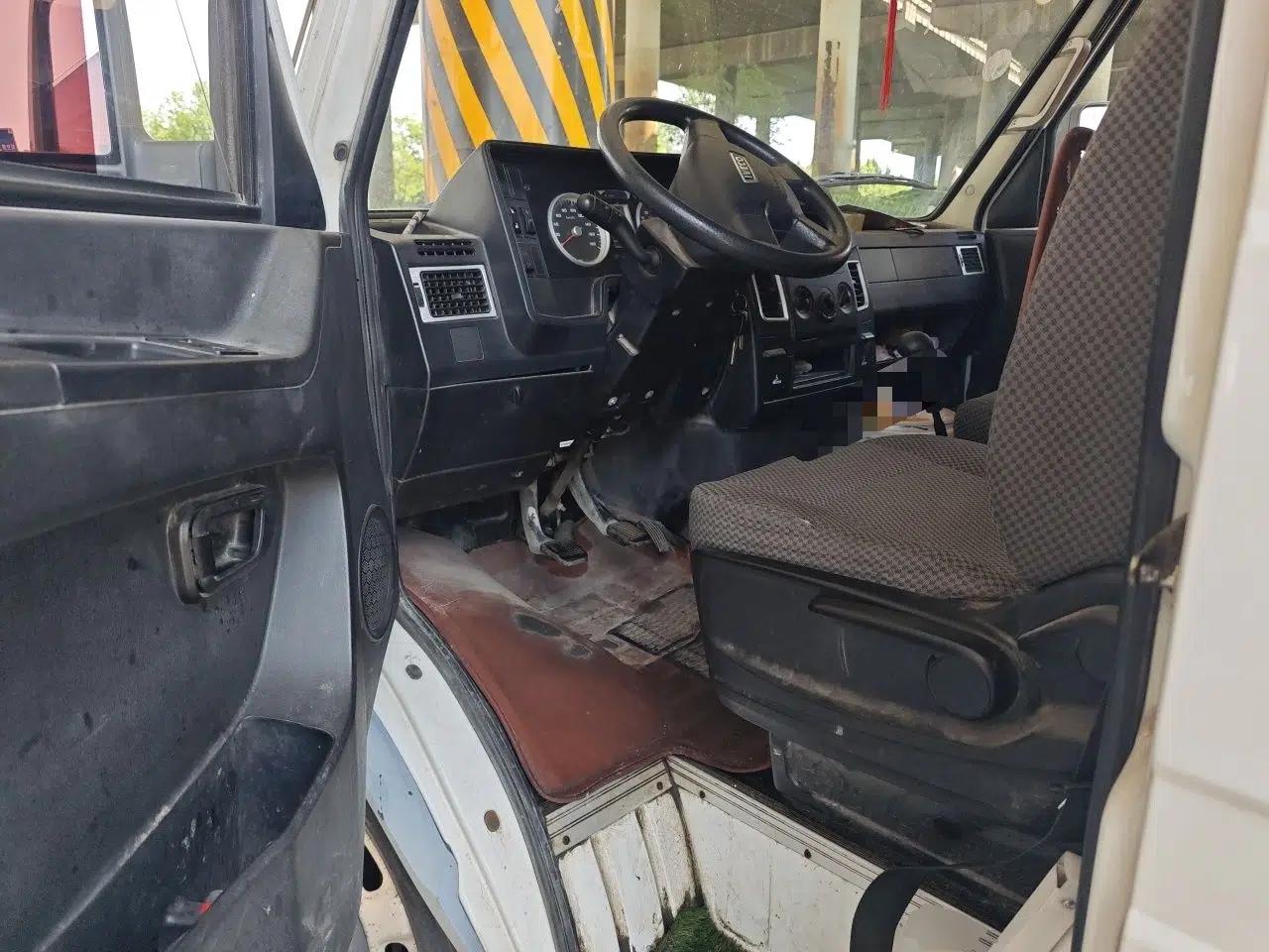 Iveco Daily 2020 2.5T A35 Passenger Van with Dual Tires Low Roof 5-9 Seats China V Emission Standard — миниатюра 17