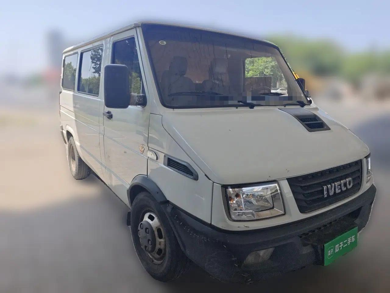 Iveco Daily 2020 2.5T A35 Passenger Van with Dual Tires Low Roof 5-9 Seats China V Emission Standard — миниатюра 3