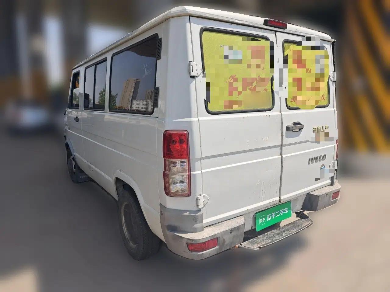 Iveco Daily 2020 2.5T A35 Passenger Van with Dual Tires Low Roof 5-9 Seats China V Emission Standard — миниатюра 4