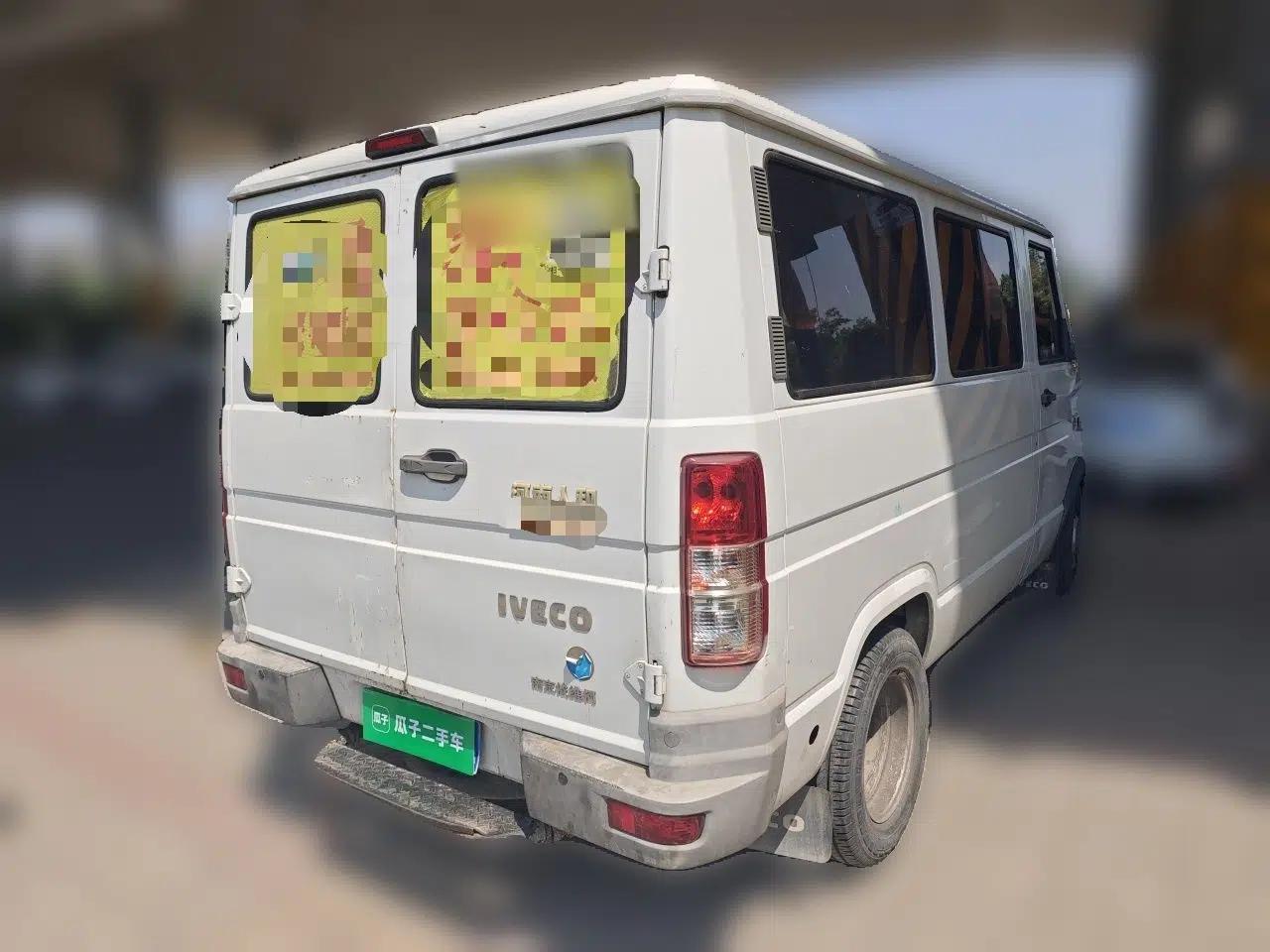 Iveco Daily 2020 2.5T A35 Passenger Van with Dual Tires Low Roof 5-9 Seats China V Emission Standard — миниатюра 6