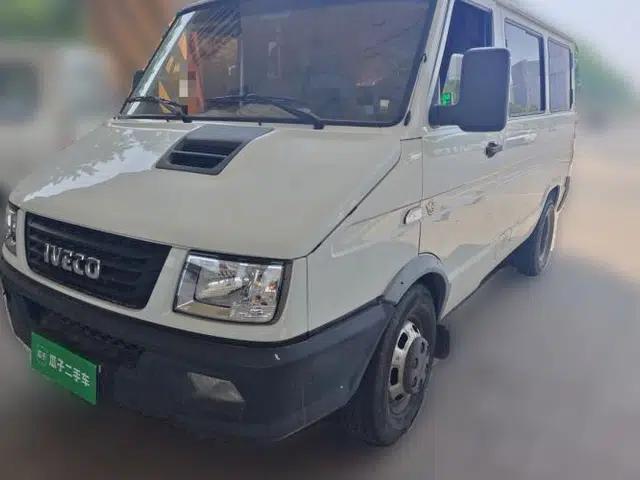 Iveco Daily 2020 2.5T A35 Passenger Van with Dual Tires Low Roof 5-9 Seats China V Emission Standard