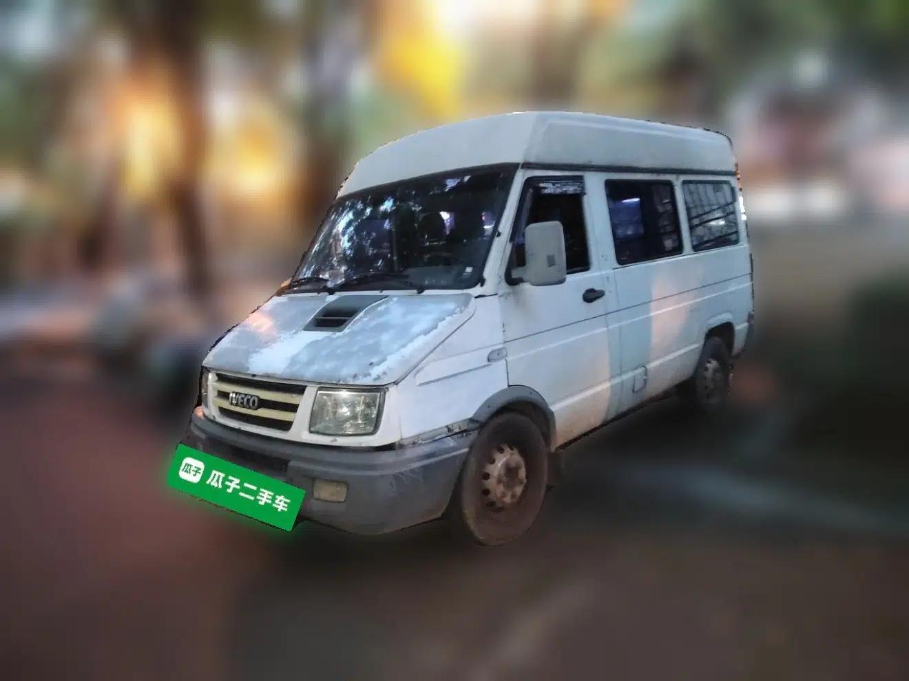 Iveco Daily 2017 2.5T A35 Passenger Van 5-7 Seats Model 47Z5 — миниатюра 1