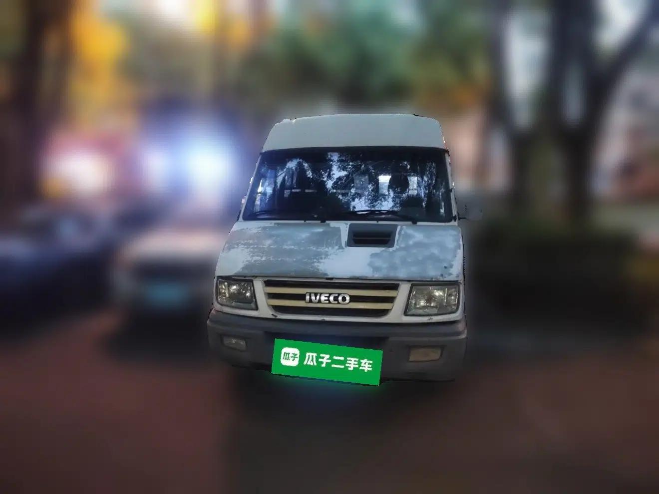 Iveco Daily 2017 2.5T A35 Passenger Van 5-7 Seats Model 47Z5 — миниатюра 2