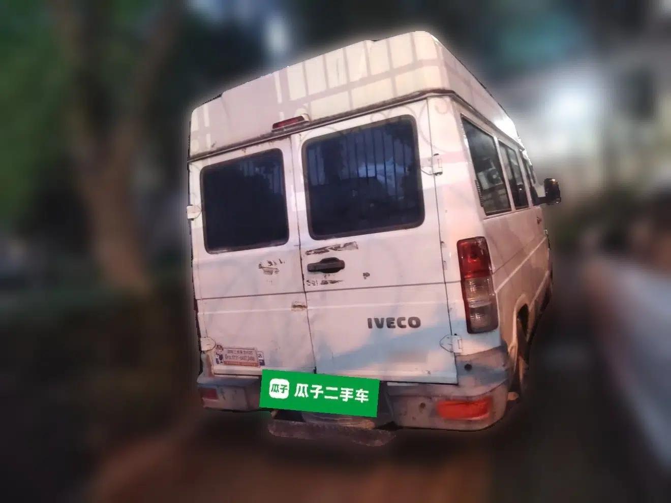 Iveco Daily 2017 2.5T A35 Passenger Van 5-7 Seats Model 47Z5 — миниатюра 5