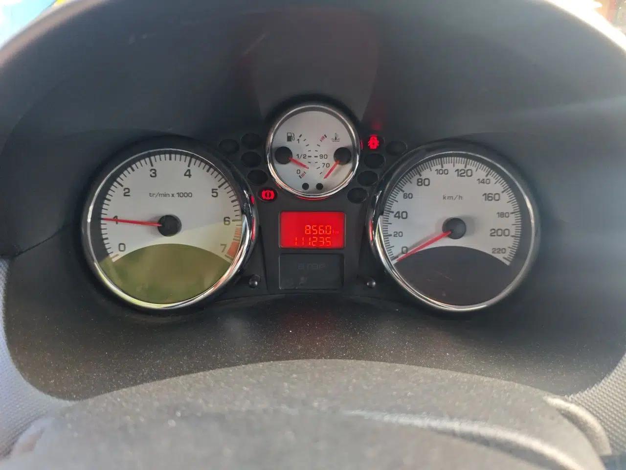 Peugeot 207 2011 Sedan 1.4L Manual Yule Edition — миниатюра 12