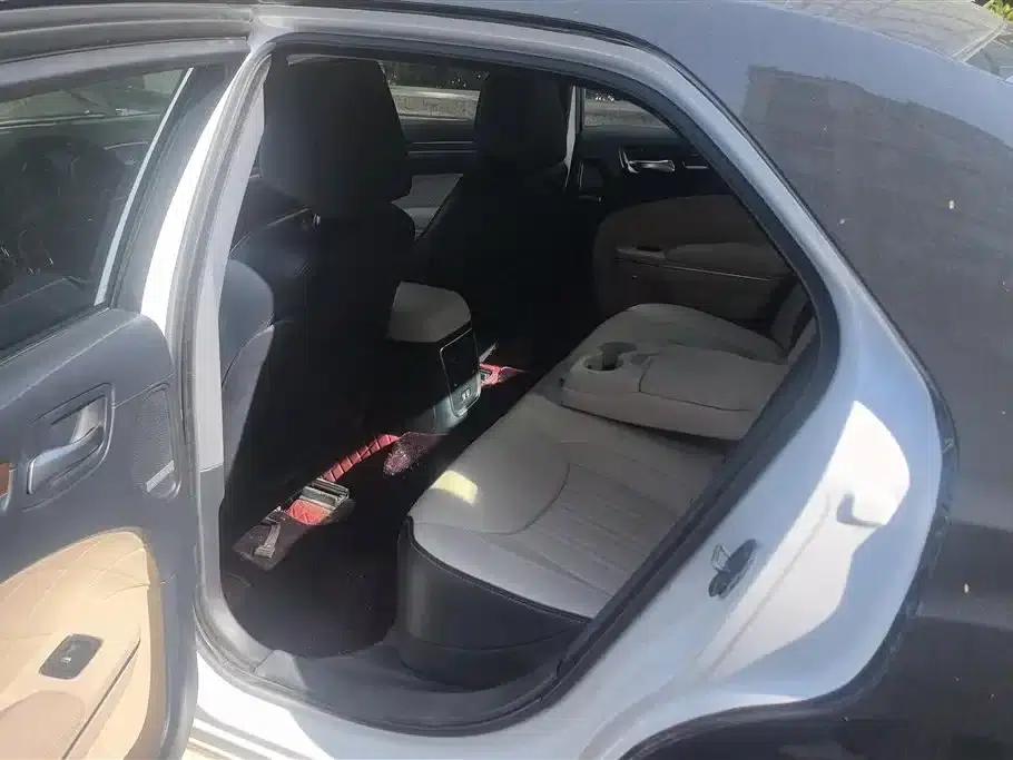 2016 Chrysler 300C Imported Model 3.0L Super Edition — миниатюра 11
