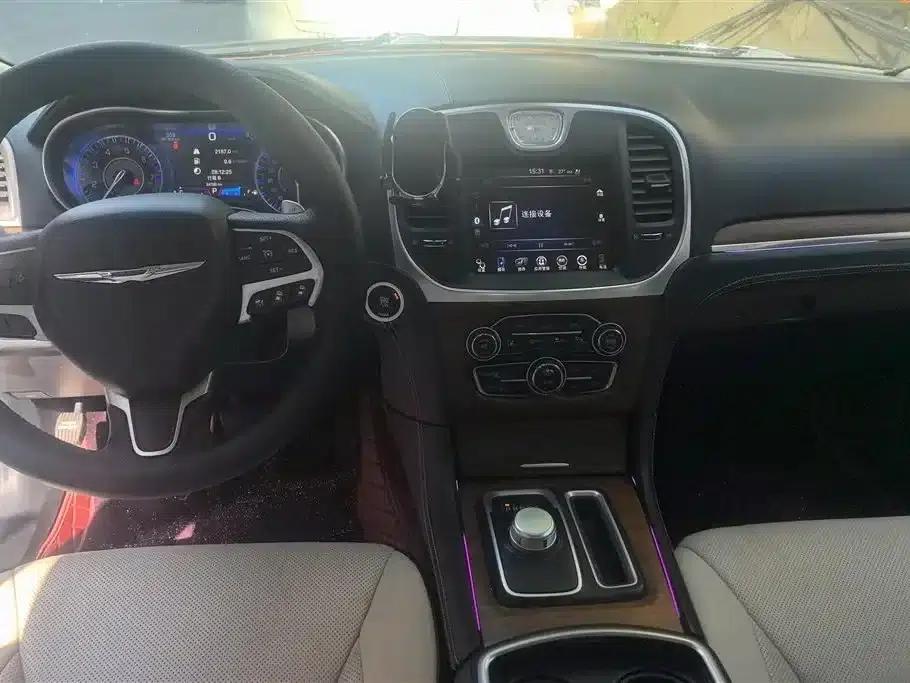 2016 Chrysler 300C Imported Model 3.0L Super Edition — миниатюра 12