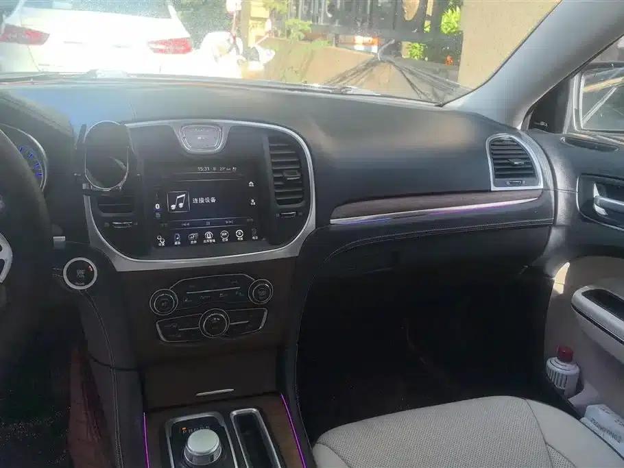 2016 Chrysler 300C Imported Model 3.0L Super Edition — миниатюра 13