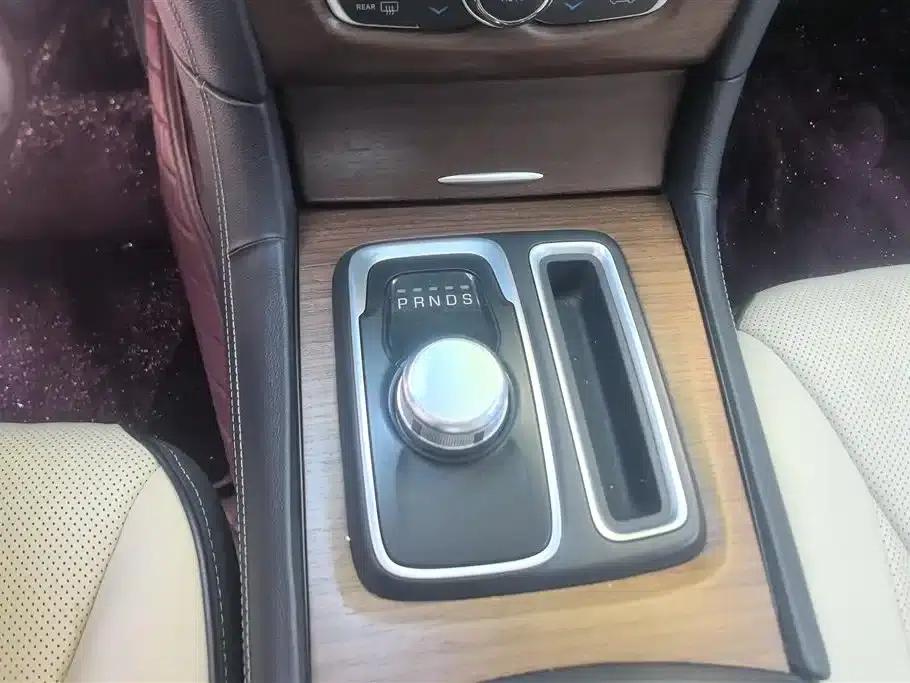 2016 Chrysler 300C Imported Model 3.0L Super Edition — миниатюра 16