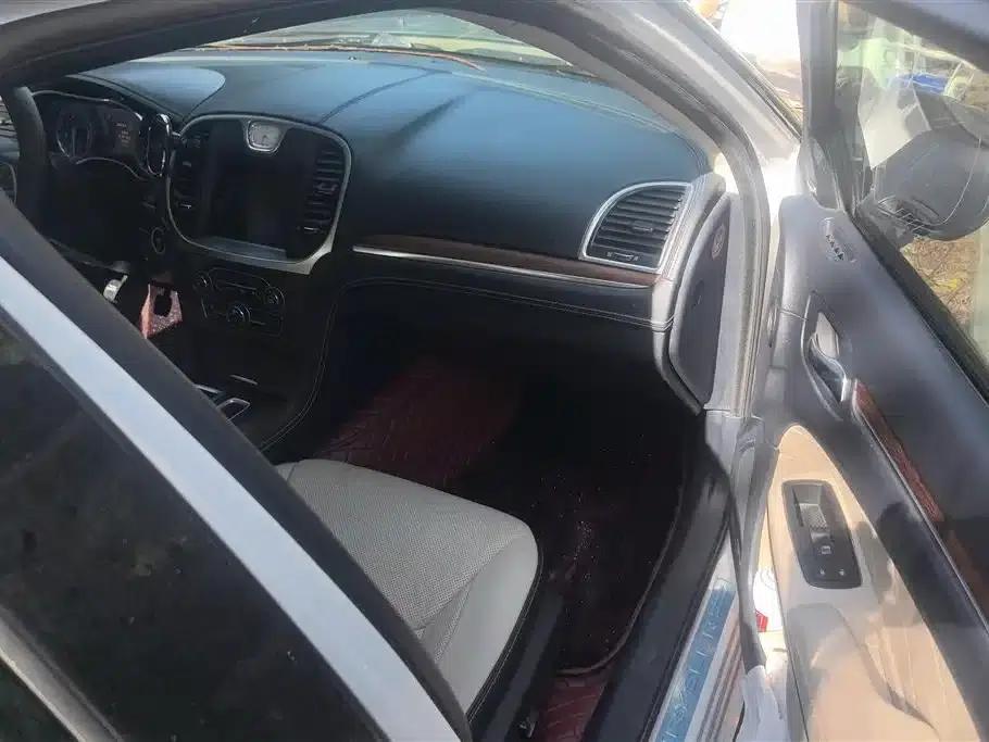 2016 Chrysler 300C Imported Model 3.0L Super Edition — миниатюра 8