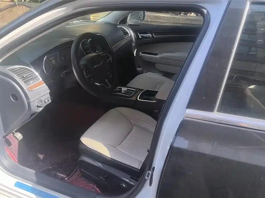 2016 Chrysler 300C Imported Model 3.0L Super Edition — миниатюра 9