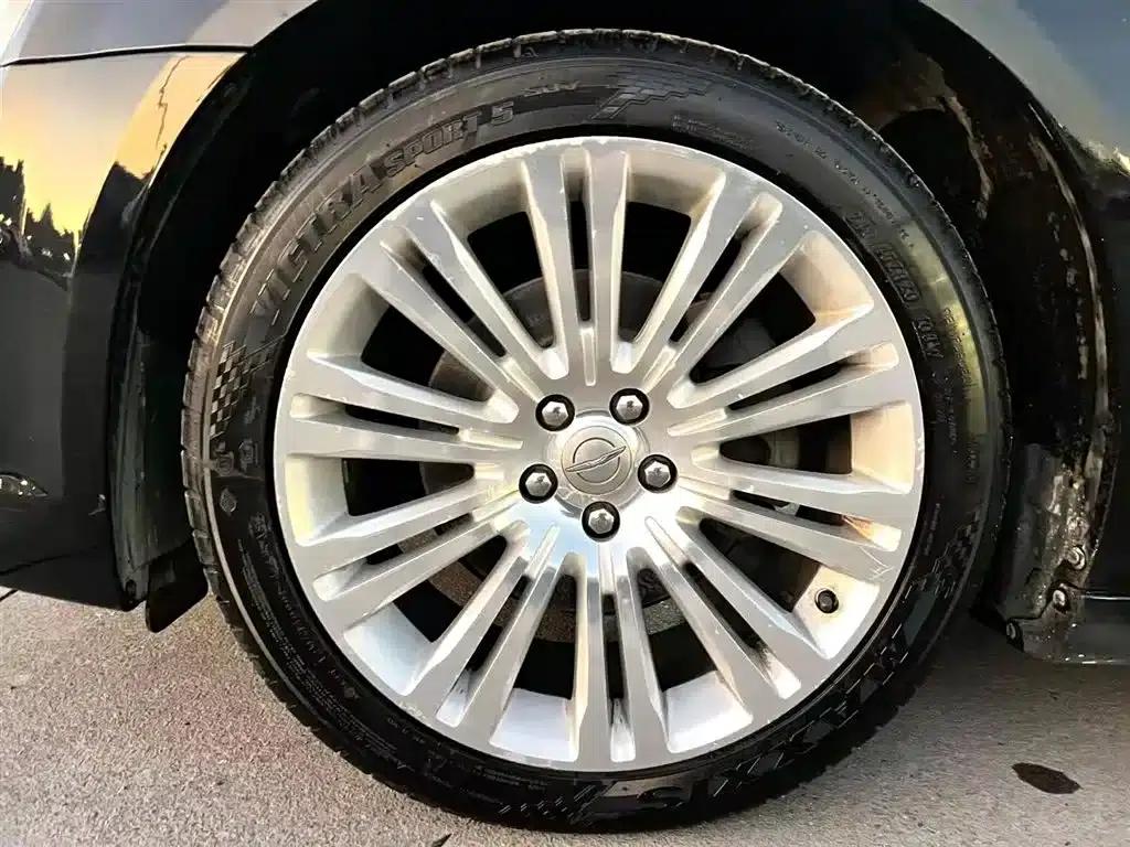 2014 Chrysler 300C Imported Model 3.0L Excellence Edition — миниатюра 10