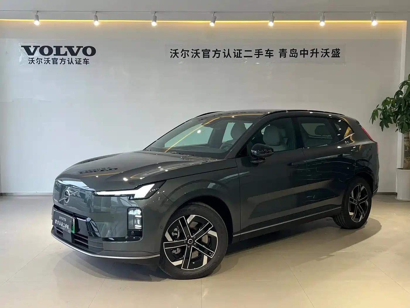 2026 Volvo XC70 Plug-in Hybrid, All-Wheel Drive, Long Range Core — миниатюра 1