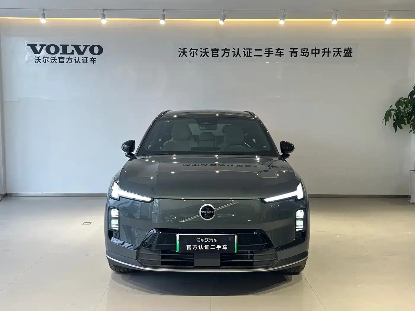 2026 Volvo XC70 Plug-in Hybrid, All-Wheel Drive, Long Range Core — миниатюра 2