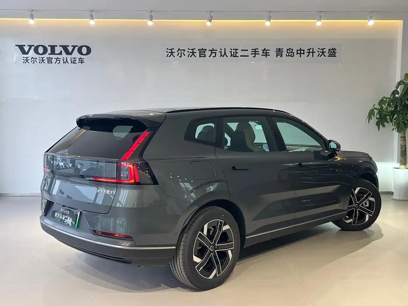 2026 Volvo XC70 Plug-in Hybrid, All-Wheel Drive, Long Range Core — миниатюра 3
