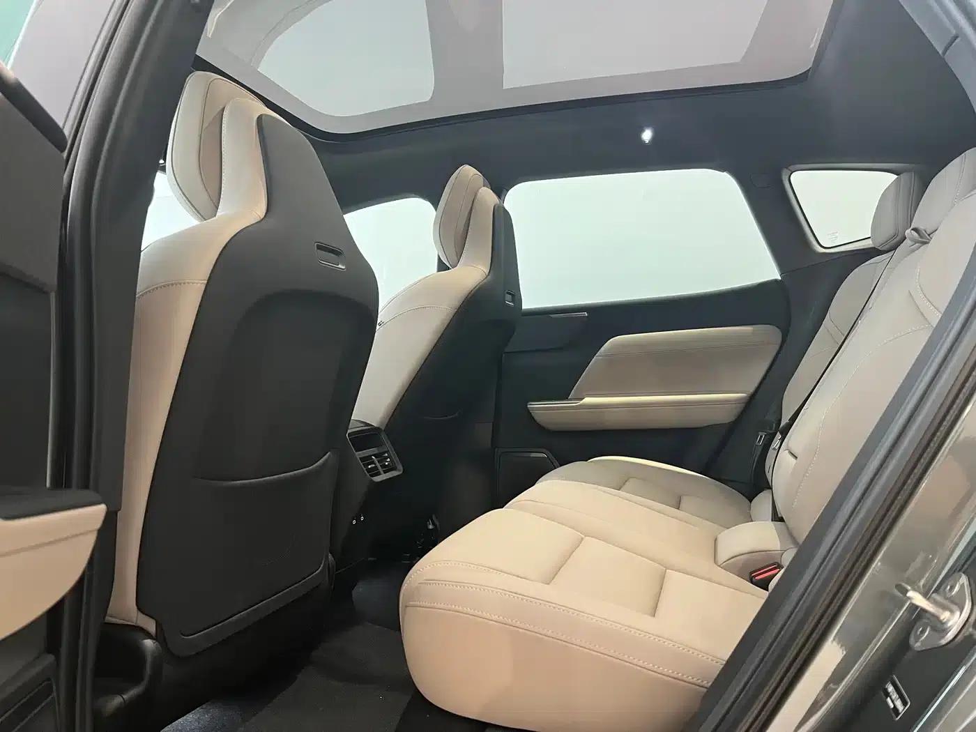 2026 Volvo XC70 Plug-in Hybrid, All-Wheel Drive, Long Range Core — миниатюра 8