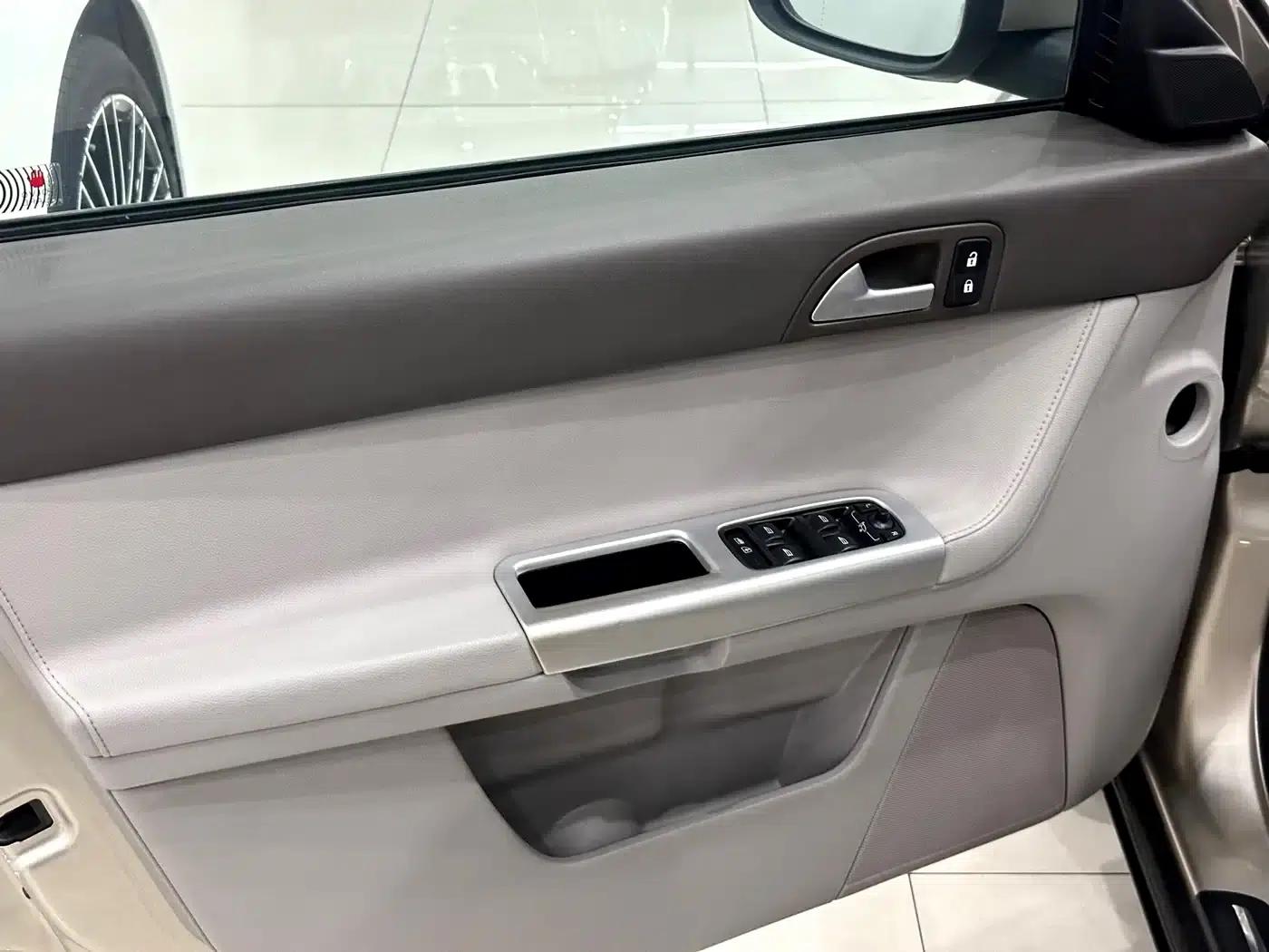 2011 Volvo S40 2.0L Automatic Smart Edition — миниатюра 13