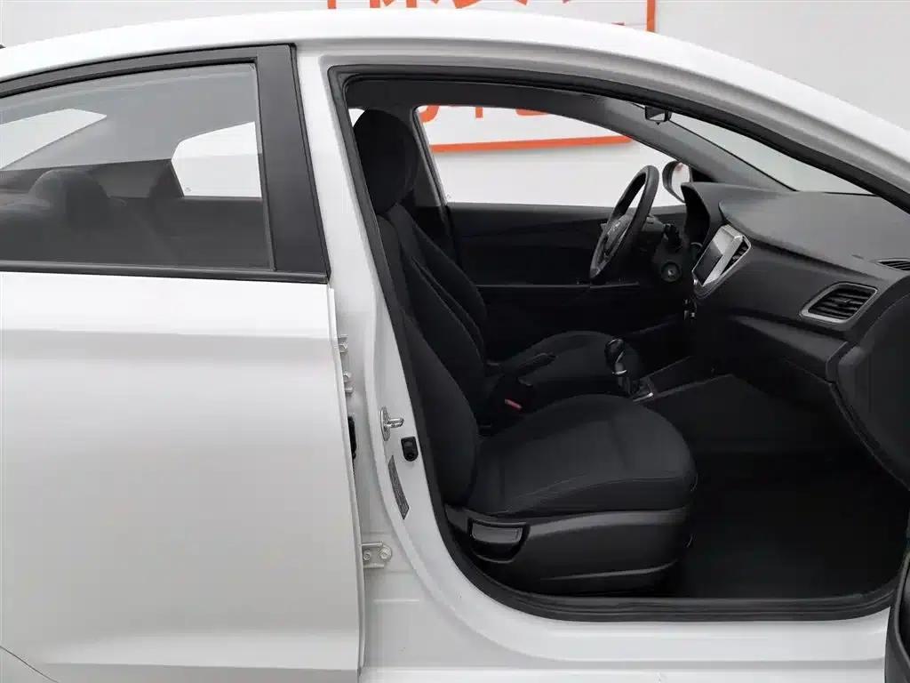 2016 Hyundai Verna 1.4L Manual GLS Cool Edition — миниатюра 23
