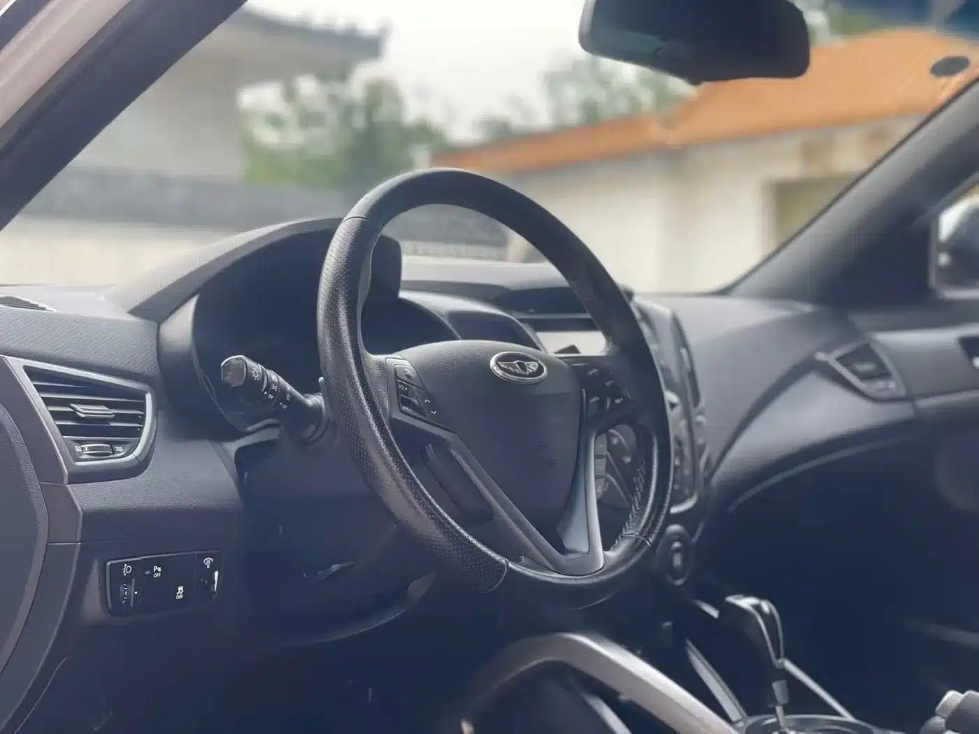 2015 Veloster 1.6T Automatic Luxury Edition — миниатюра 10