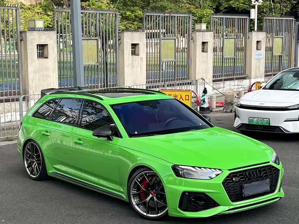 2023 Audi RS4 Avant Dark Gold Edition — миниатюра 3
