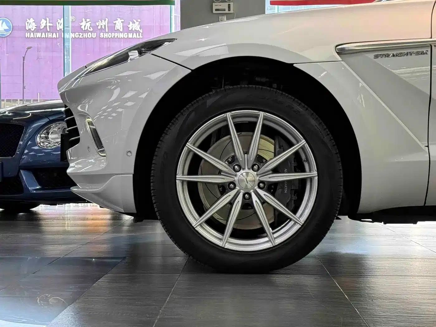 Aston Martin DBX 2023 3.0T STRAIGHT-SIX — миниатюра 17